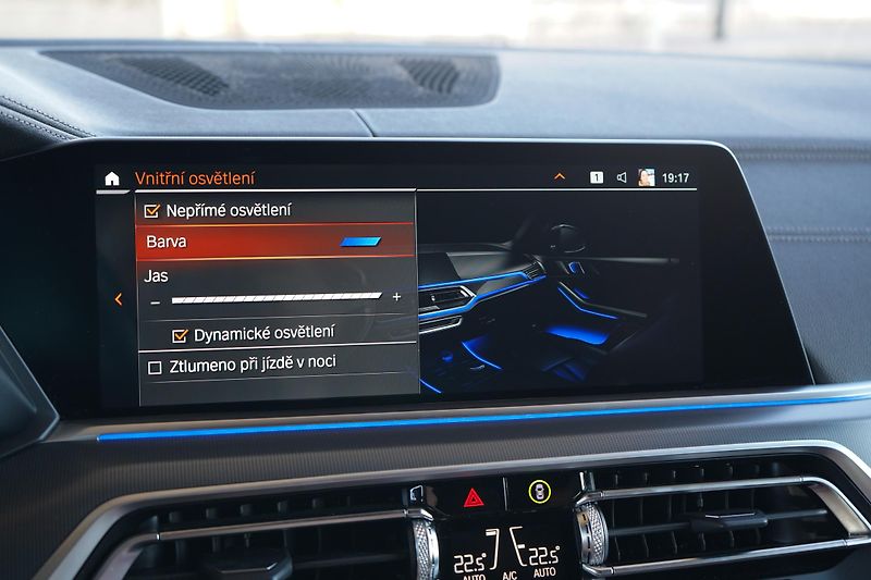 BMW X5 (2022) BMW X5 M50i - fotka 40 z 50