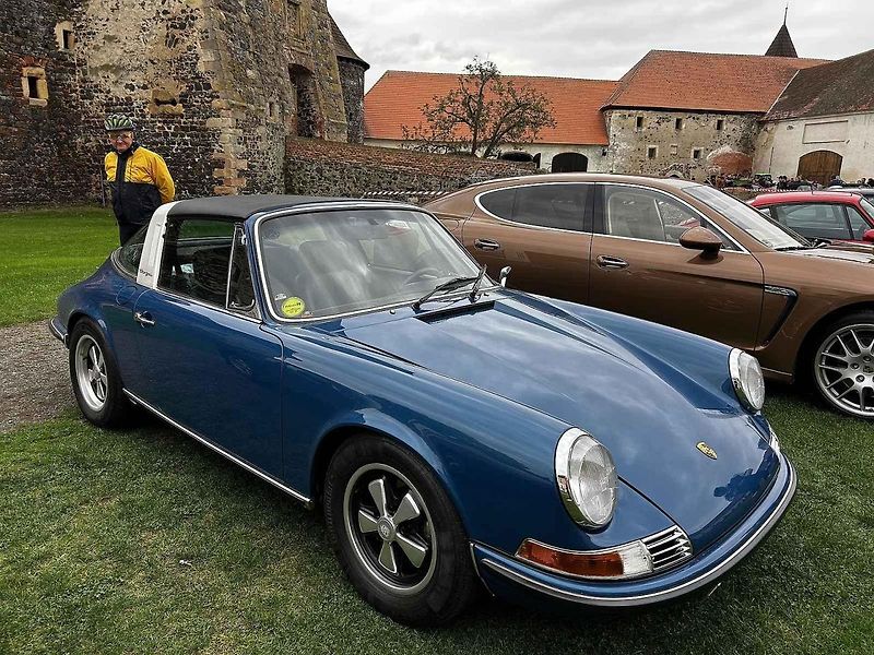 Sraz vozů Porsche ve Švihově na hradě.