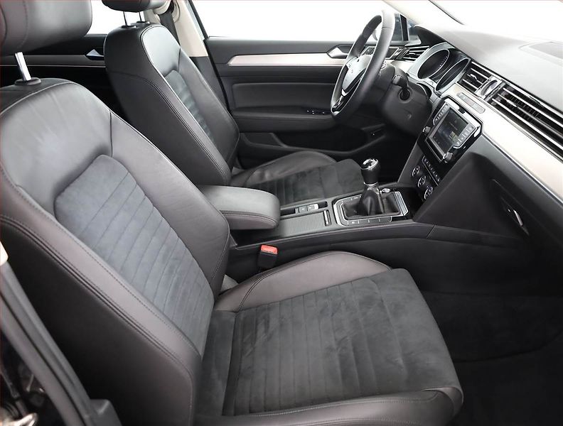 Volkswagen Passat (2016) Highline 2.0 TDI, Serv.kniha - fotka 7 z 21