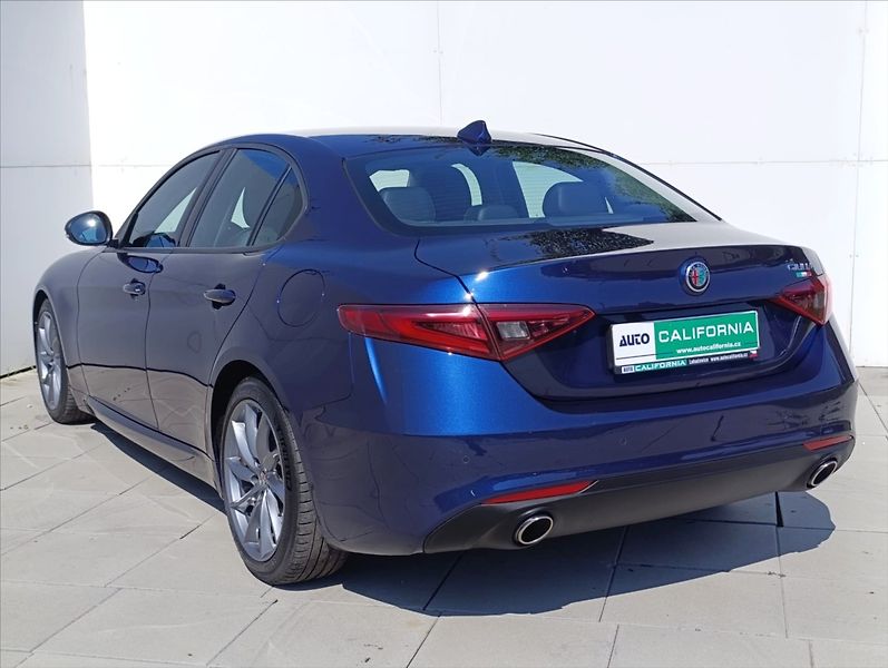 Alfa Romeo Giulia 2,2 JTD Automat Navi ,Tempomat - fotka 9 z 33