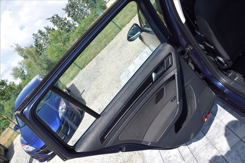 Volkswagen Golf 2,0 TDI 110KW KAMERA XENONY - fotka 27 z 48