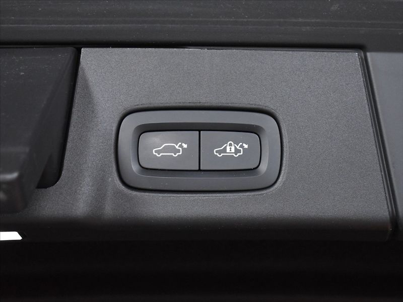 Volvo V90 2,0 B5 AWD Ultimate Pano,BLIS - fotka 12 z 30