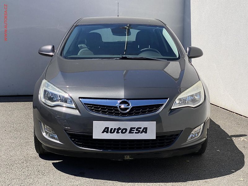 Opel Astra (2010) 1.4 T, Cosmo - fotka 2 z 17