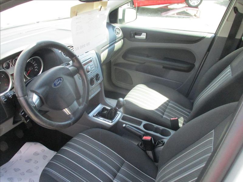 Ford Focus 1,6 i, klima, serv. kniha, - fotka 17 z 33