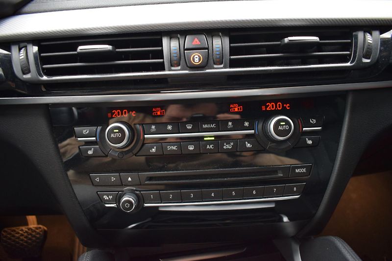 BMW X6 (2015) 40d Xdrive/Navi/větraná sed - fotka 14 z 35