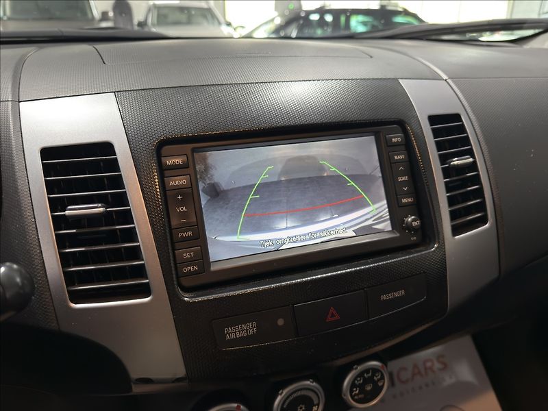 Citroën C-Crosser 2,2   HDI 4X4 EXCLUSIVE XENON - fotka 13 z 38