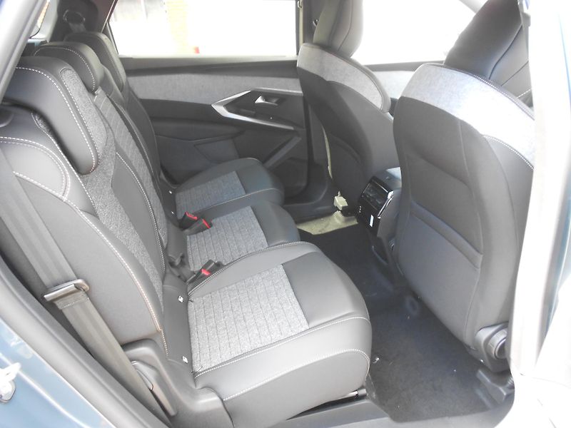 Peugeot 5008 BUSINESS Hybrid 145 e-DCS6 - fotka 6 z 9
