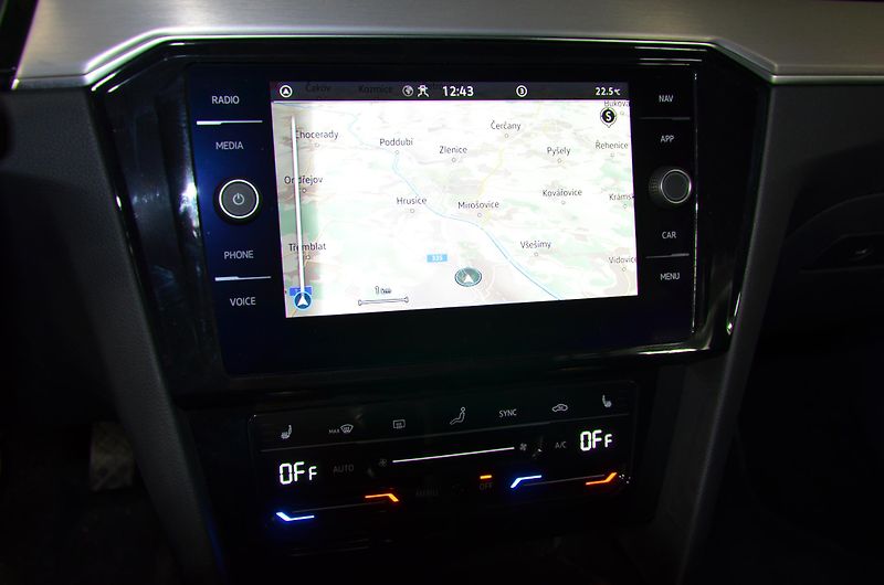 Volkswagen Passat (2023) 2.0 TDI 110 Elegance Variant - fotka 17 z 23