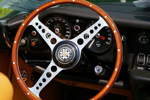 Interiér Jaguaru E-Type připomíná dobu, kdy sportovní auta nabízela jednoduchou palubní desku, výrazné přepínače a atmosféru inspirovanou technikou. Právě tyto detaily patří k prvkům, které sběratelé a fanoušci na E-Typu oceňují., zdroj: Werner100359 /Wikimedia CC 3.0