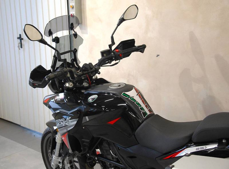 Benelli TRK 251 (2022) hezký stav, 2. maj, původ ČR - fotka 20 z 20