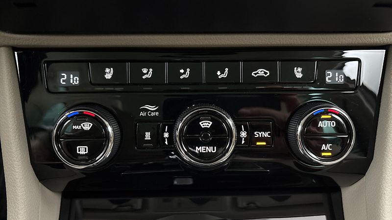 Škoda Superb 2.0 TDI DSG L&K Combi - fotka 13 z 35