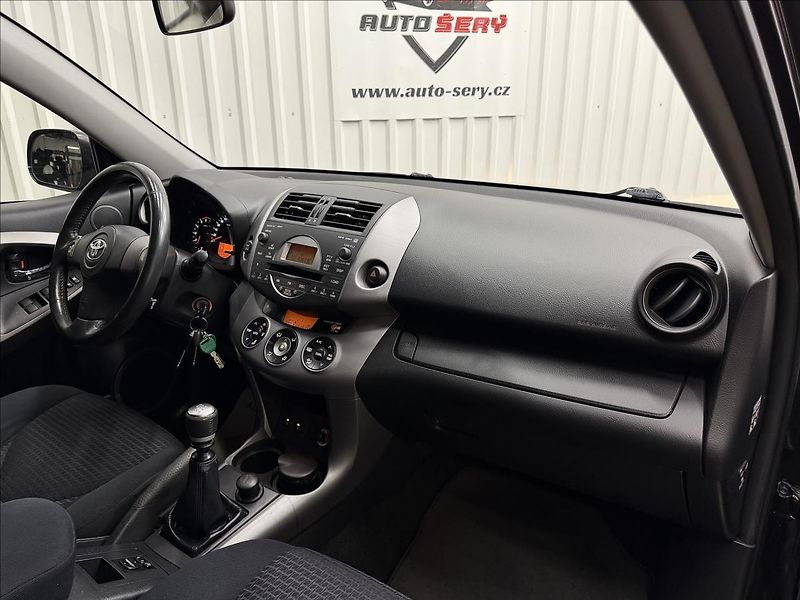 Toyota RAV4 2.2 D-4D 100kW ČR 1MAJITEL - fotka 28 z 32