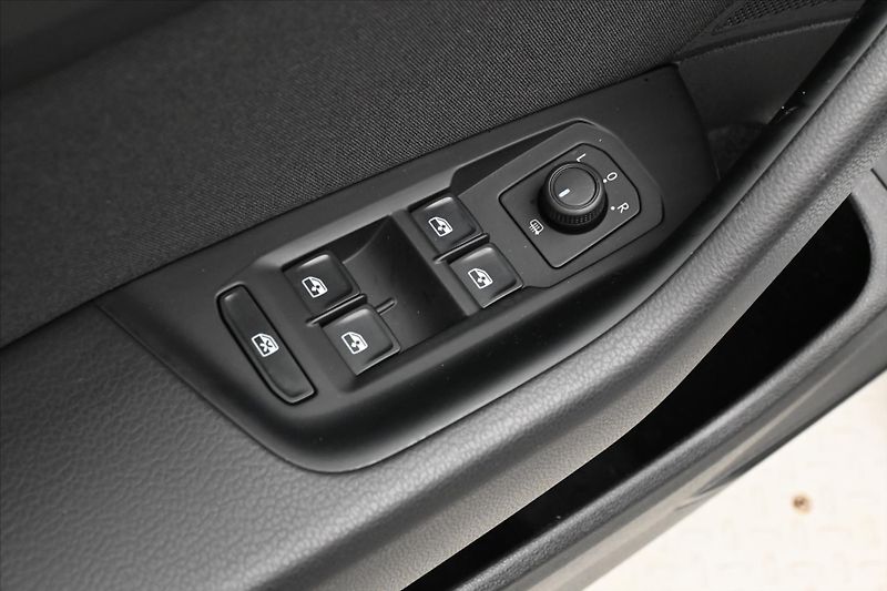 Volkswagen Passat 2,0 TDI 110kW DSG Business Zár - fotka 25 z 31