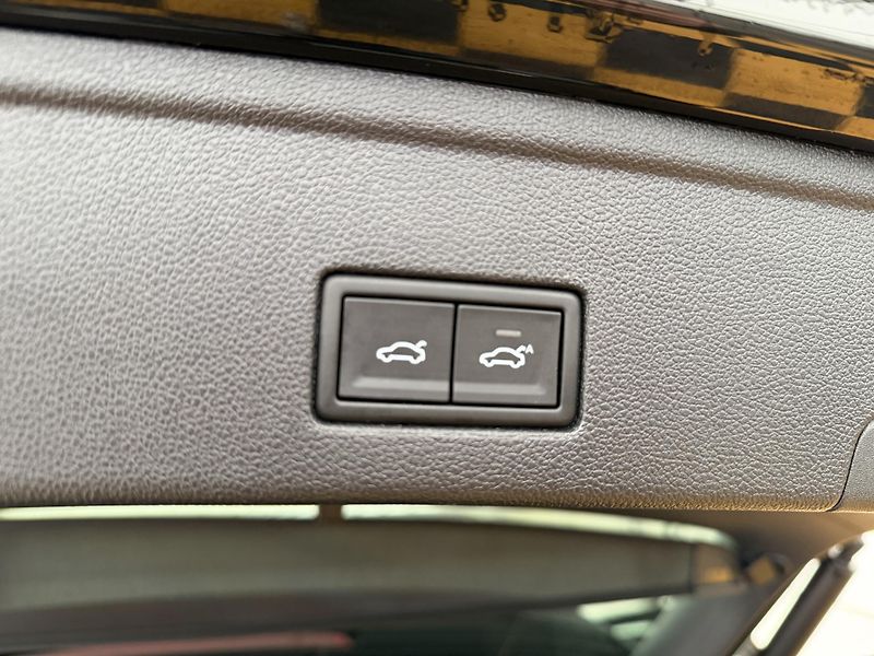 Volkswagen Touareg 3.0Tdi*1-MAJ*DPH*R-LINE*HUD* - fotka 17 z 51
