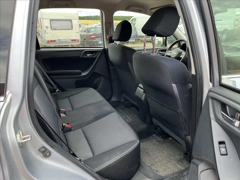 Subaru Forester 2,0 D-L 108KW 4x4 TZ ČR SERVIS - fotka 12 z 41