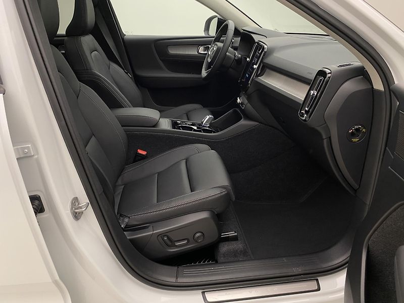 Volvo XC40 (2026) B4 AUT DARK PLUS - fotka 23 z 65