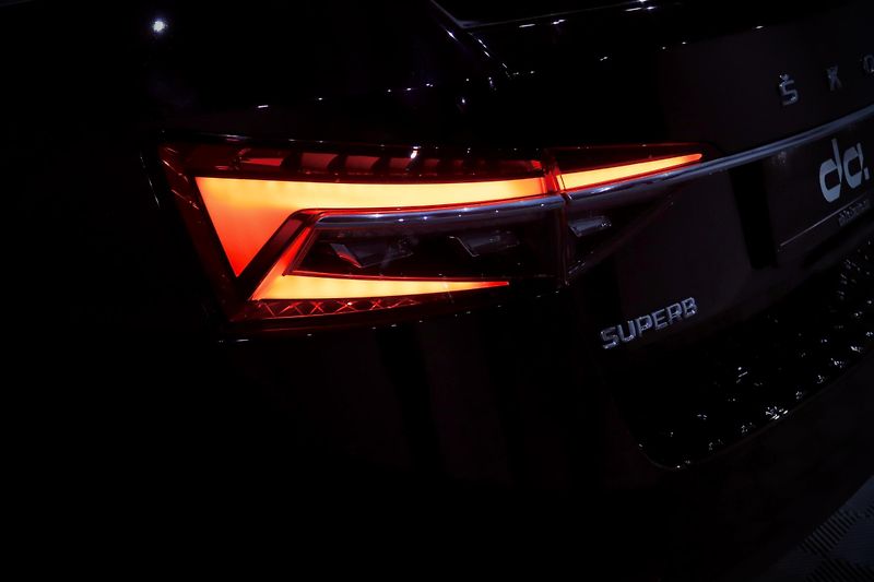 Škoda Superb 3 FL 2.0 TSI 140 kW DSG L&K - fotka 8 z 59