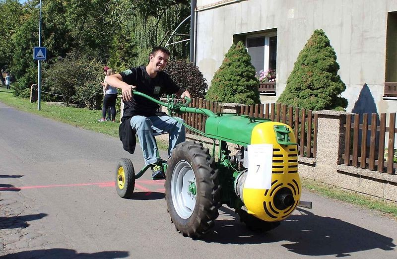 iž podvanácté se sjeli do obce Sušany na Chomutovsku majitelé traktorů k tradičnímu setkání.