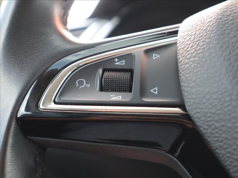Škoda Superb 2,0 TDI DSG ACC DCC Kamera LED - fotka 15 z 58