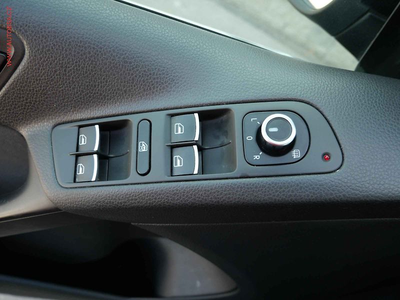 Volkswagen Tiguan (2010) 2.0TDi, Panor, výhř.sed. - fotka 12 z 19