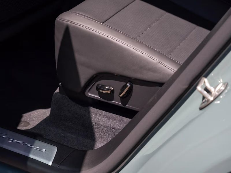 Porsche Cayenne Electric Pano HuD Venti HD-Mat - fotka 11 z 23