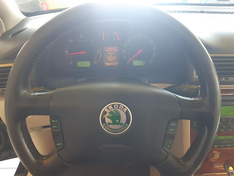 Škoda Superb 2.5 TDI AUTOMAT DIGIKLIMA - fotka 12 z 24