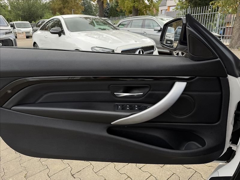 BMW Řada 4 3,0   435d Xdrive Cabrio 1.maj - fotka 18 z 21