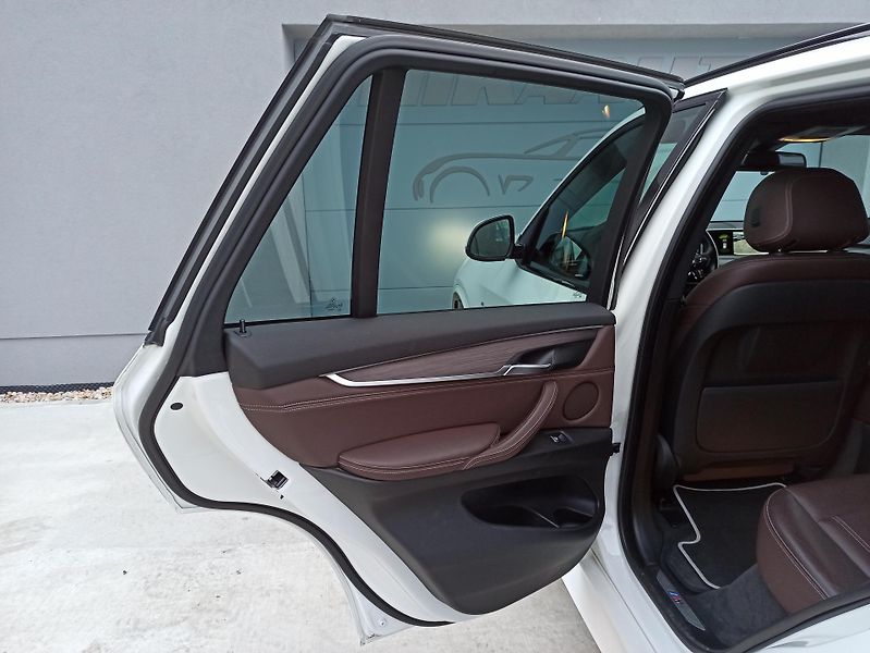BMW X5 xDRIVE 30d 190kW ČR - fotka 27 z 31