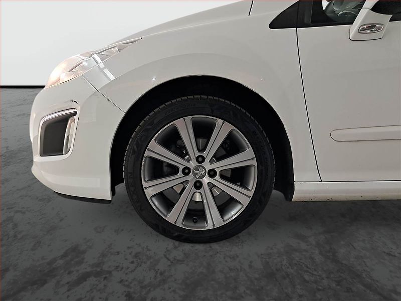 Peugeot 308 (2012) 1.6 HDi, 7 míst, po STK - fotka 14 z 19