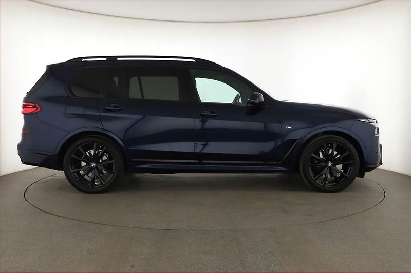 BMW X7 (2023) xDrive40i, 7Míst, Vzduch, 360° - fotka 6 z 20