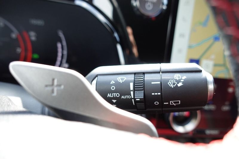 Lexus NX 350h 2,5HSD 140kW F-Sport 4x4 - fotka 32 z 37