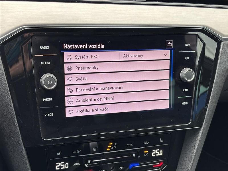 Volkswagen Passat 2,0 TDI R-Line 140kW - fotka 34 z 47