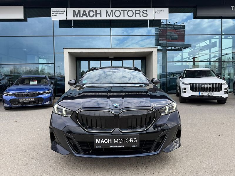 BMW Řada 5 550e xDrive Touring 08/2025 - fotka 3 z 29
