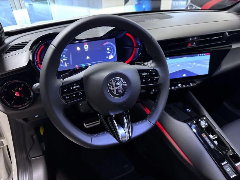 Alfa Romeo Junior (2026) Ibrida 1.2 Turbo 145k Q4 Speci - fotka 15 z 17