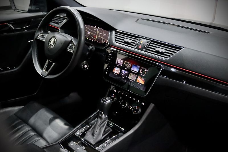 Škoda Superb 3 FL 2.0 TSI 140 kW DSG L&K  - fotka 14 z 52