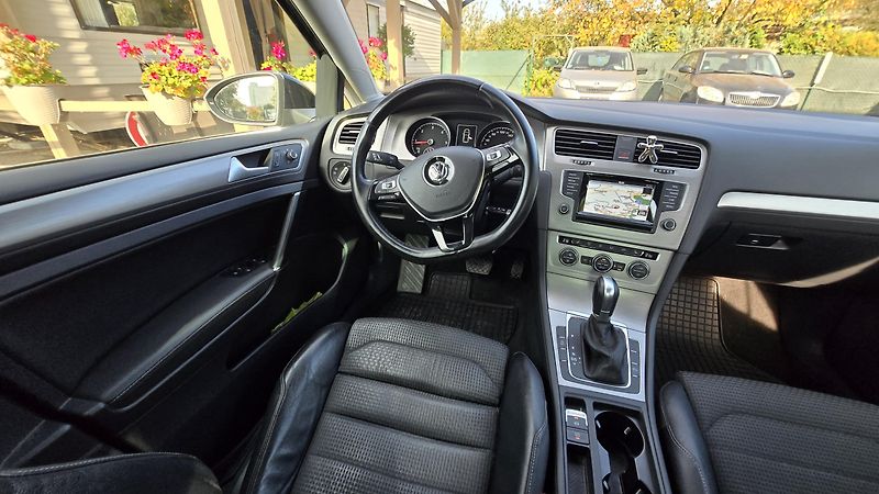 Volkswagen Golf 1.6TDI  DSG COMFORT 77KW - fotka 21 z 44