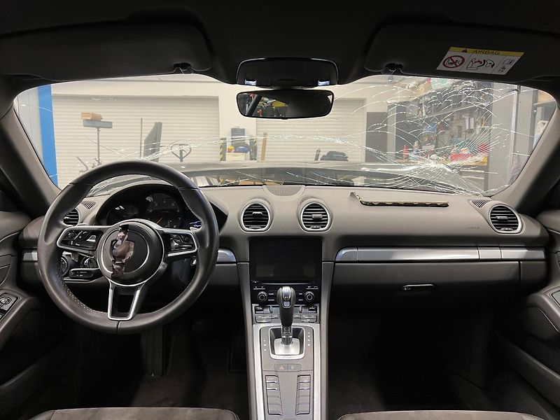 Porsche 718 Cayman 2.0 220kW - fotka 11 z 18