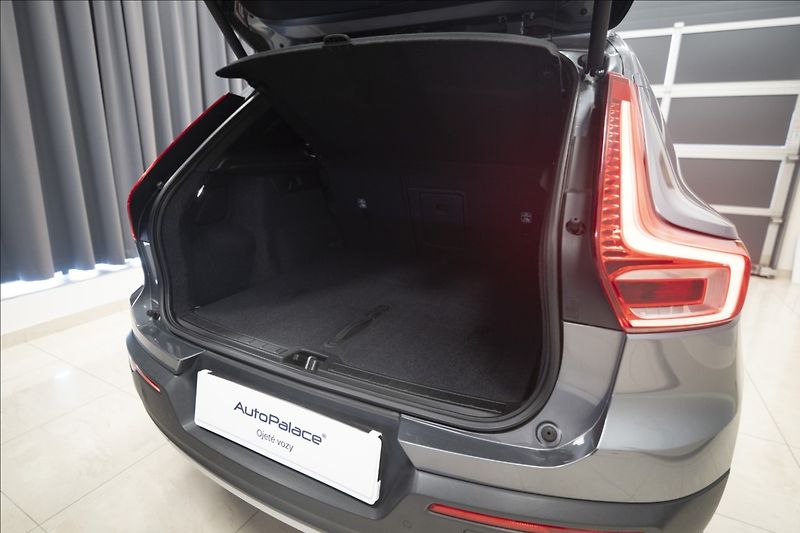 Volvo XC40 2,0 D4 AWD NAVI KAMERA TAŽNÉ - fotka 44 z 46