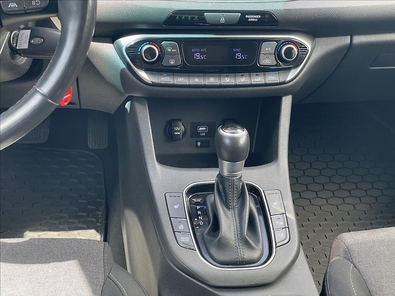 Hyundai i30 1,5 T-GDI DCT Family Smart NAV - fotka 11 z 22