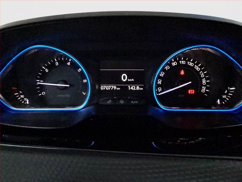Peugeot 2008 (2014) 1.6 VTi, Navi, Tempomat - fotka 11 z 18