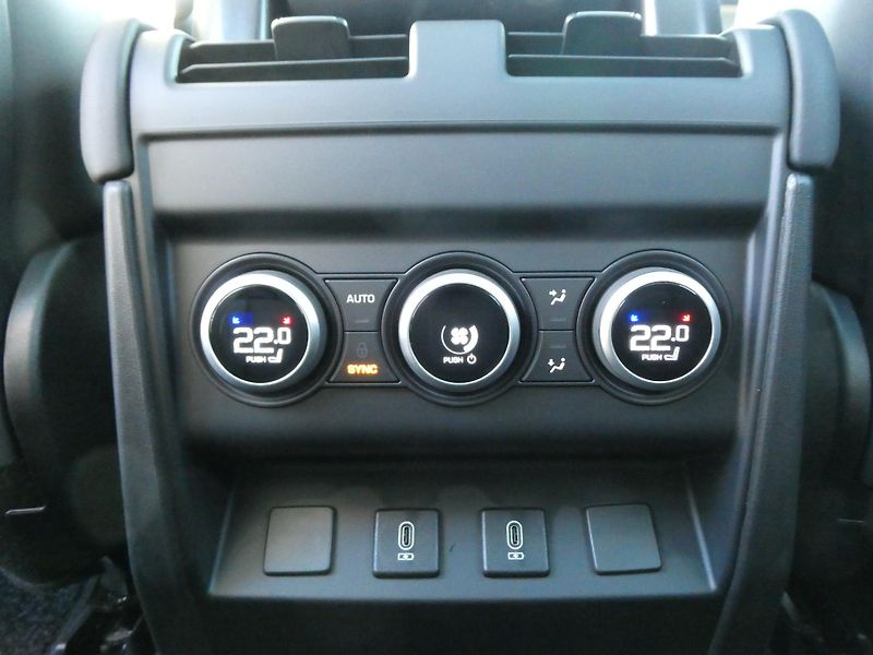 Land Rover Defender (2026) 130 3,0 X-Dynamic SE D350 - fotka 17 z 41