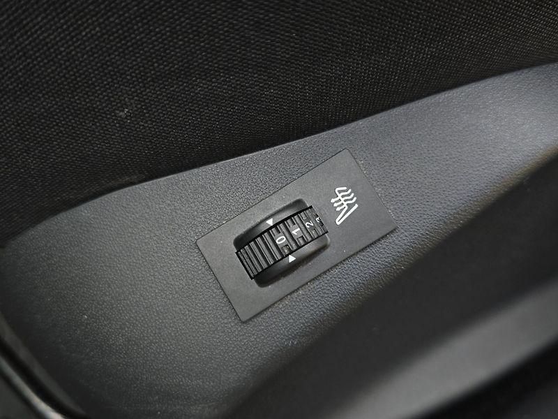 Peugeot 2008 (2018) 1.2i 61kW, Aut. klima, ČR, Taž - fotka 22 z 24