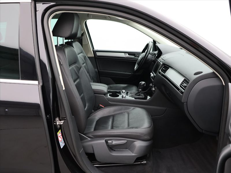 Volkswagen Touareg 3,0 TDI DSG 4M Exclusive 1.Maj - fotka 12 z 31