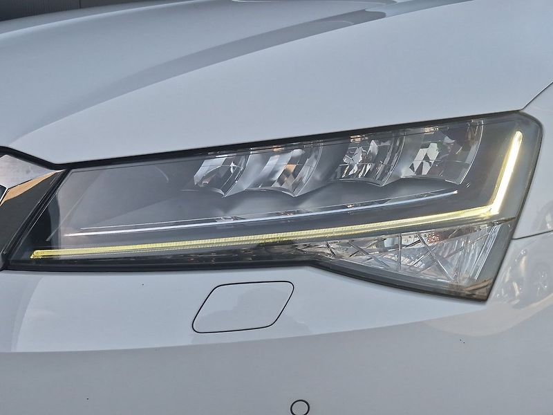 Škoda Superb Combi 2.0 TSI DSG Style+ 140 k - fotka 25 z 25