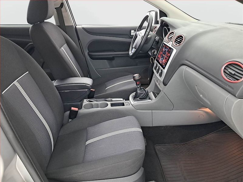 Ford Focus (2010) 1.6 16V, nová STK - fotka 9 z 16