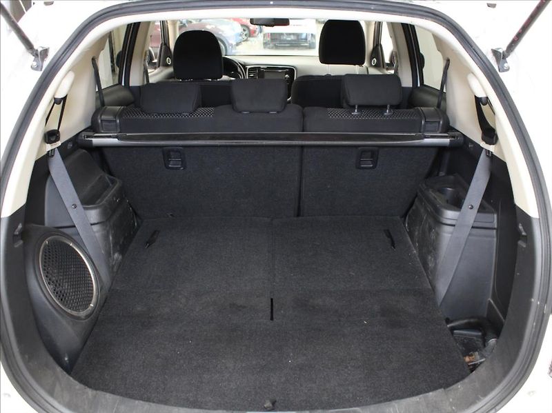 Mitsubishi Outlander 2,3 DI-D 110kW 4x4 7-míst ČR - fotka 19 z 22
