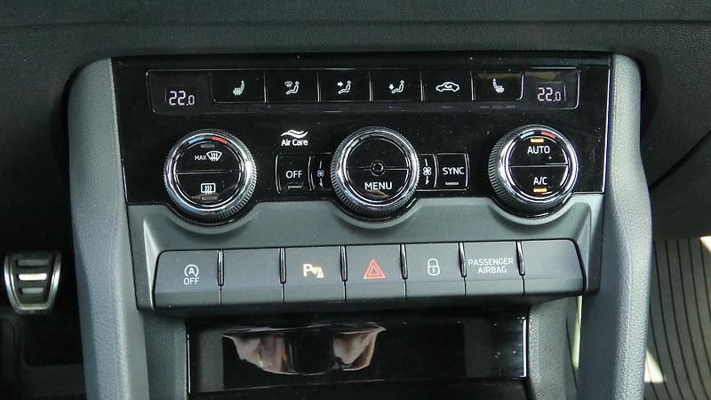 Škoda Karoq 1,5 TSI Sportline - fotka 17 z 23