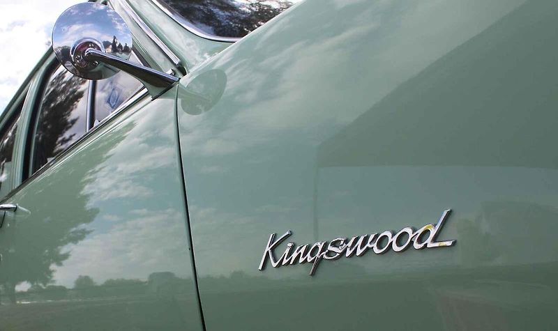 Automobil Holden Kingswood z roku 1971 doprovází hlavního hrdinu novozélandského seriálu Vraždy v Brokenwoodu, detektiv starší seržant Mike Shepherd, kterého hraje Neill Rea.