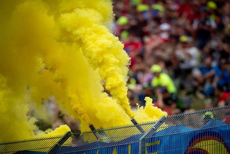 Motocyklová legenda Valentino Rossi při závodě na Masarykově okruhu v roce 2019.