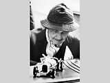 Legendární Eliška Junková na Autodromu Most zachycená s modelem vozu Bugatti T35 při závodech mistrovství Evropy automobilů - veteránů na začátku 90. let minulého století.